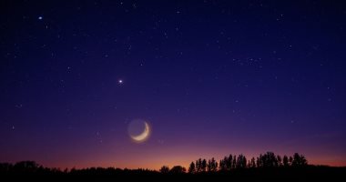 حالة نادرة للبرق مع حلقات حمراء ضخمة تضىء جبال الألب