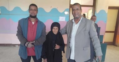 رغم سنها ومرضها.. الحاجة هدى تصطحب أولادها للتصويت بإدفو.. صور