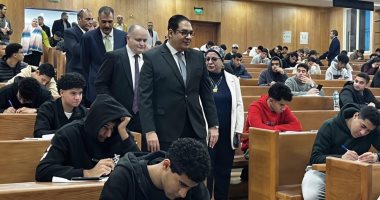 رئيس جامعة القاهرة يتفقد امتحانات الجامعة الأهلية والفرع الدولى ويطمئن على انتظامها