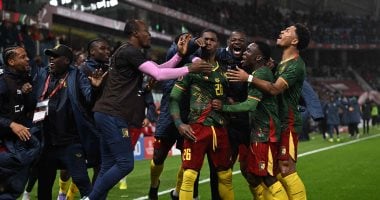 احتفال منتخب الكاميرون بالفوز على جنوب أفريقيا