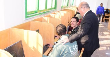 رئيس جامعة سوهاج يتفقد امتحانات الفصل الدراسي الأول بأكبر مركز للاختبارات الإلكترونية