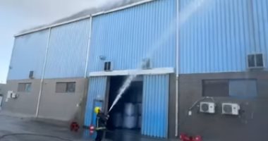 أمن الجيزة يعاين مصنع اشتعل به حريق فى مدينة 6 أكتوبر