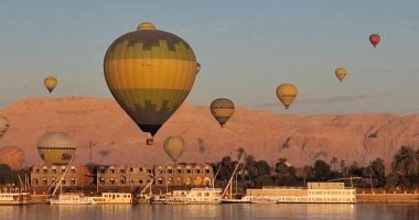 الأقصر تشهد تحليق 1600 سائح على متن 60 رحلة بالون طائر في البر الغربى.. صور
