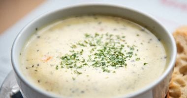 طريقة عمل شوربة البصل والجزر بالكريمة.. طبق شهى ودافئ للشتاء 