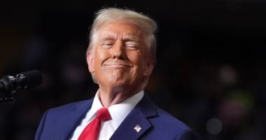 ترامب: علينا أن نفعل شيئا بشأن المكسيك ويجب أن تضبط أمورها