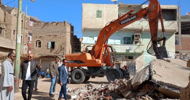 مدينة البياضية تزيل مسجد الشيخ البغدادي الآيل للسقوط.. صور