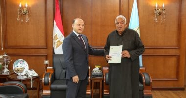 محافظ كفر الشيخ يسلم 9 عقود تقنين أراضى أملاك دولة للمستفيدين من المواطنين