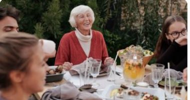 5 قواعد إتيكيت مهمة فى التجمعات العائلية.. بلاش أسئلة مثيرة للجدل