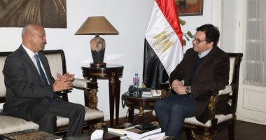 وزير الثقافة يستقبل النائب مصطفى بكرى ويثمن تجربة فرقة "أناكوندا" المسرحية