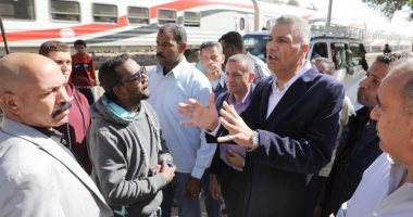 لمنع حوادث القطارات..  محافظ أسوان: وضع حجر أساس كوبرى مشاة كيما خلال أيام  