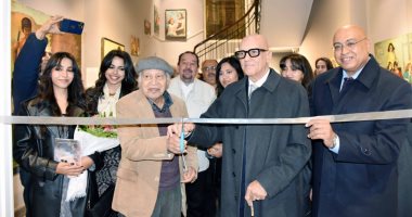 سلماوى والكومى وعبلة فى افتتاح معرض "عائلة السماحى" بجاليرى ضى الزمالك.. صور