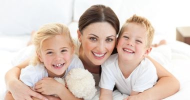 8 خطوات لتصبحين أم مثالية مع أطفالك... أفعال بسيطة لكنها بتفرق 
