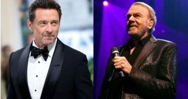 هيو جاكمان يتلقى هدية فريدة من الأسطورة نيل دايموند.. فيديو