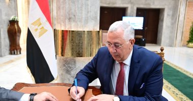 أمين عام الجبهة الوطنية يتسلم كارنيه عضوية النواب: مسؤولية كبرى نتعهد بأدائها