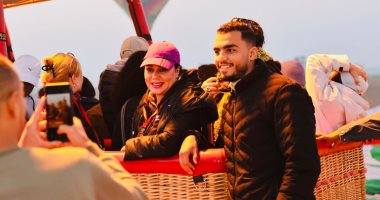 رانيا يوسف تستمتع برحلة بالون طائر فى سماء الأقصر.. صور