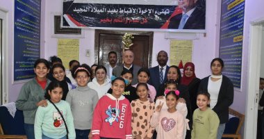 محافظ الأقصر يقدم التهانى والعيديات لأطفال الجمعيات بعيد الميلاد المجيد.. صور
