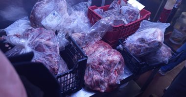 بيطرى الأقصر وحماية المستهلك يضبطان 135 كيلو كبدة ولحوم غير صالحة.. صور