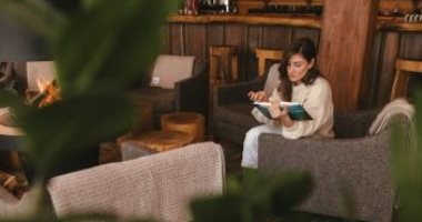 ألوان شتوية تمنح منزلك إحساس الدفء دون تغيير الأثاث