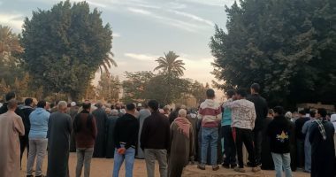 جربمة بشعة فى المنوفية.. عاطل يقتل زوجة والده ذبحا بسكين لخلافات بينهما.. المتهم: قتلتها بسبب معاملتها السيئة لى وأخويا ومش ندمان.. النيابة تقرر حبسه 4 أيام للتحقيق.. وأهالى قرية دمليج يشيعون جثمانها.. صور