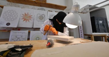 حرفة النقش على الصخور في العُلا.. إرث حضاري سعودي تتناقله الأجيال عبر العصور