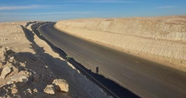 كيف أنجزت الحكومة أطول شبكة طرق فى الصحراء الغربية.. فيديو