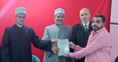 أوقاف سوهاج تتسلم كتب مجانية لمراكز إعداد محفظى القرآن الكريم