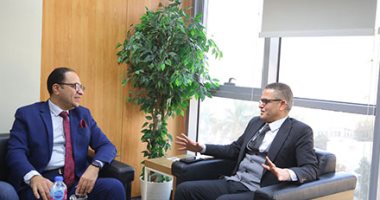 الكاتب شريف سعيد يزور اليوم السابع.. وصحفيو المؤسسة يحتفون بإبداعه.. صور