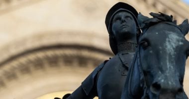 رجل يسرق سيف تمثال جان دارك فى باريس.. اعرف القصة