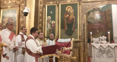 أقباط إسنا يؤدون قداس عيد الميلاد المجيد في كنيسة العذراء مريم