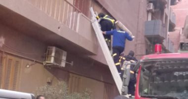 رجال الحماية المدنية ينقذون المصابين 