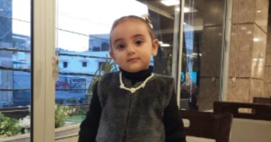 الطفلة سارة موسى تسافر خارج غزة للعلاج بعد نشر قصة معاناتها