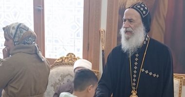 مطران قوص ونقادة يستقبل المهنئين بعيد الميلاد.. فيديو