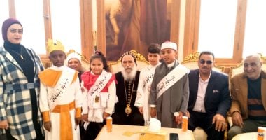 رسالة محبة من قنا.. أطفال بزى رجل دين مسلم ومسيحى يهنئون بأعياد الميلاد.. فيديو