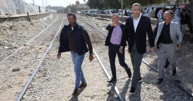 محافظ أسوان يعيد فتح نقاط عبور مزلقان السيل أمام المشاة