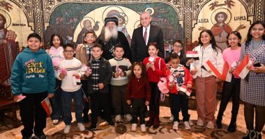 محافظ الغربية يزور كنائس طنطا ويُسعد الأطفال بهدايا الرئيس.. صور