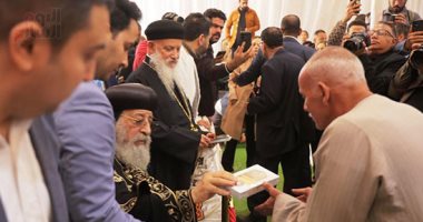 الأقباط يتوافدون على الكاتدرائية المرقسية بالعباسية للاحتفال بعيد الميلاد المجيد