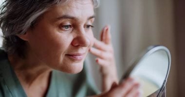 8 حيل احترفية تمنع تكتل المكياج على البشرة بعد سن الأربعين 