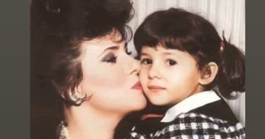 دنيا سمير غانم تحيى ذكرى والدتها دلال عبد العزيز بصورة من دولاب الطفولة