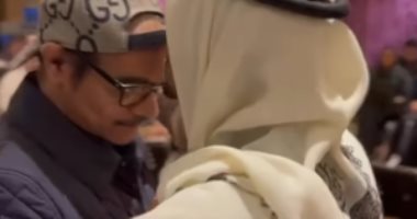 رابح صقر يفاجئ ابنه الوليد بعيد ميلاده وسط السحاب