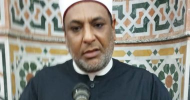 المحبة تجينا.. إمام مسجد يهنئ أقباط نجع حمادي بمكبرات الصوت