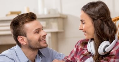 علامات تظاهر الرجل بالإعجاب وفقاً لعلم النفس.. خدى بالك 