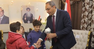 محافظ قنا يشارك أقباط دشنا احتفالات عيد الميلاد ويقدم هدايا للأطفال