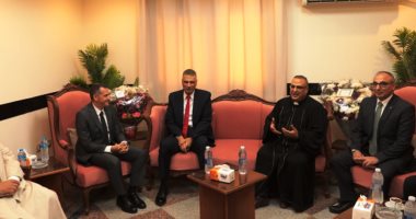 محافظ أسوان ووفد رسمي يهنئ الأقباط بعيد الميلاد المجيد.. صور