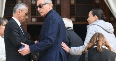 وصول محمود حميدة وحلمى النمنم لحضور جنازة المفكر مراد وهبة.. صور