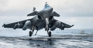 شغل أفلام.. البحرية الهندية تضم طائرة تنطلق من تحت الماء