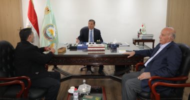 وزير الزراعة يستقبل رئيس اتحاد منتجى الدواجن لبحث ارتفاع أسعار الكتاكيت