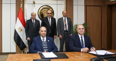 وزير قطاع الأعمال يشهد توقيع "النهضة للصناعات" اتفاقية لشراء طاقة متجددة لمدة 30 عاما
