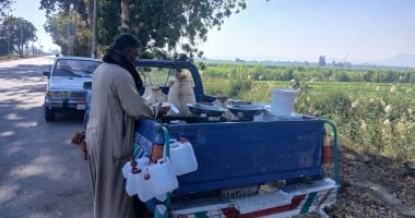 30 سنة على الطريق الزراعي.. حكاية عابدين بائع عسل وجبن قديم وفخار بقنا.. صور