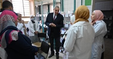 محافظ الغربية يتجول بشوارع قرية إبشواى الملق ويتفقد الوحدة الصحية