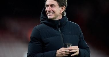 كوب قهوة يثير أزمة بين جماهير توتنهام وتوماس فرانك.. اعرف القصة